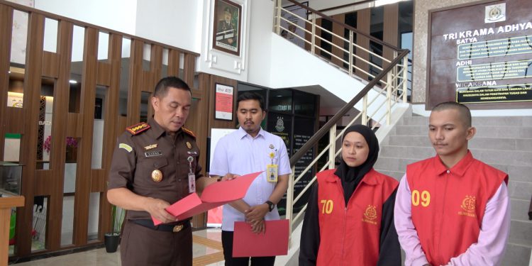 Kajari Batam  Berikan Restorasi Justice kepada Dua orang Terdakwa Perkara Penadahan