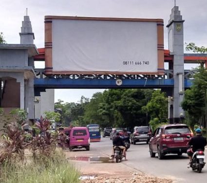 Bilboard Diatas JPO, Diduga Hasil konspirasi Pejabat Pemko Dengan Pengusaha