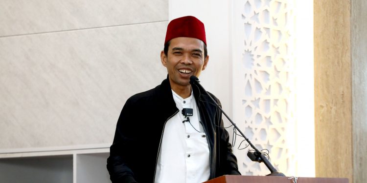 Ustadz Abdul Somad Isi Tausiyah di Masjid BJ Habibie BP Batam