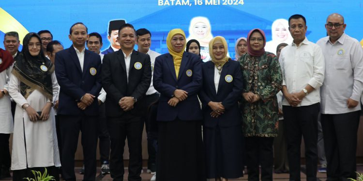 Khofifah Indar Parawansa Lantik Ikatan Alumni UNAIR Kepri