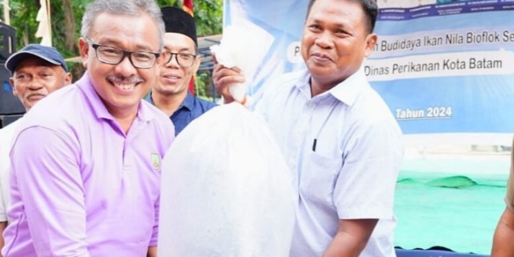 Jefridin Serahkan 79 Paket Bibit Ikan Nila KePada 17 Kelompok Budidaya