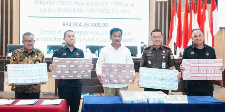 Hasil Lelang Barang Rampasan Perkara Tindak Pidana Korupsi  diserahkan Kepala Kejaksaan Negeri Batam, I