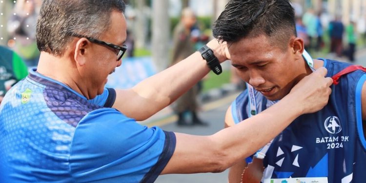 Jefridin Bersama Walikota Batam Melepas Peserta Lomba Lari Batam 10K