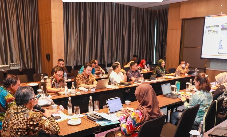 Rapat koordinasi proyek PLTS Pulau Bulan