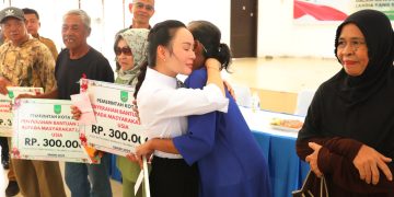 wakil Walikota Batam Serahkan Bansos Lansia Tambahan ke 158 Warga Belakang Padang