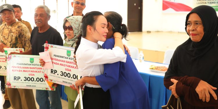 wakil Walikota Batam Serahkan Bansos Lansia Tambahan ke 158 Warga Belakang Padang