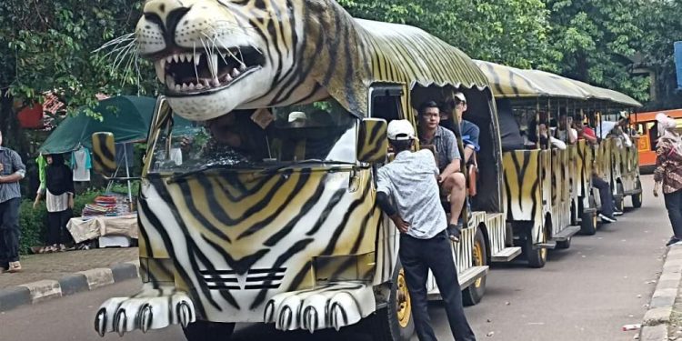 Ribuan Warga Serbu Ragunan di Libur Natal