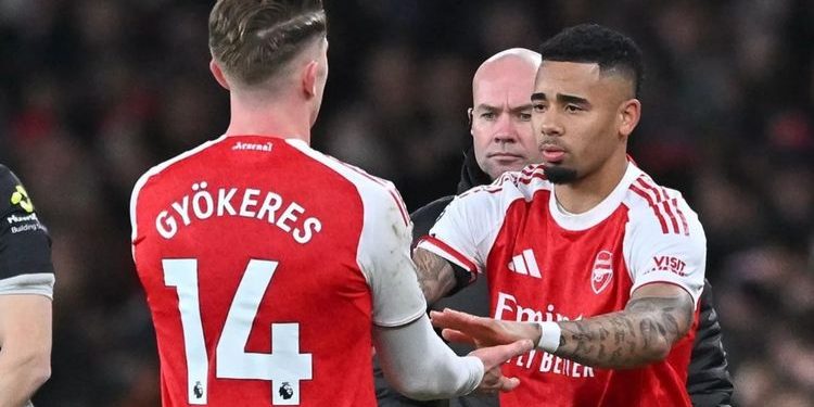 Carragher Ragu Gyokeres, Jesus Lebih Pas Pimpin Arsenal