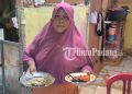 Sepiring ikan goreng yang tertinggal di tengah banjir Pasar Lalang Kota Padang