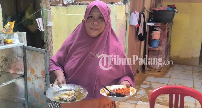 Sepiring ikan goreng yang tertinggal di tengah banjir Pasar Lalang Kota Padang