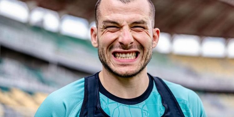 Kontroversi Kartu Merah Mihailo Perovic! Bomber Persebaya Surabaya Bingung Usai Disikut Pemain Madura United