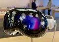 Headset VR Rp 58 juta ini tak laku kencang, Apple rem produksi Vision Pro