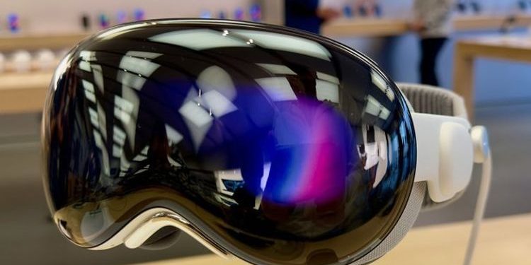 Headset VR Rp 58 juta ini tak laku kencang, Apple rem produksi Vision Pro