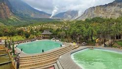 Liburan hemat ke Garut? Wajib mampir ke 5 pemandian air panas ini, nomor 5 pemandangannya juara banget!