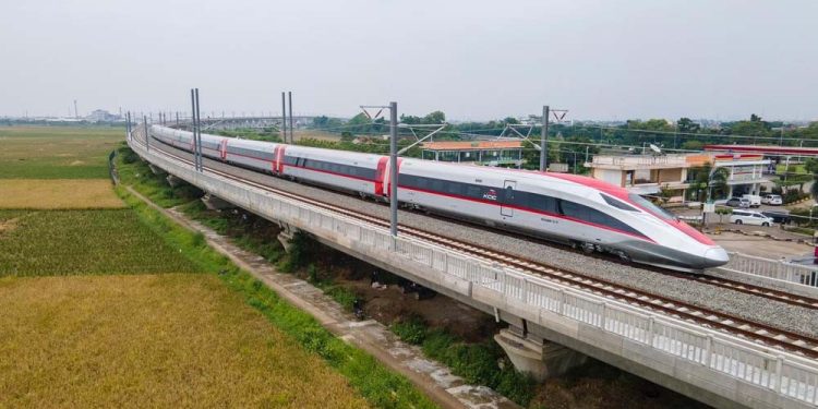 Arus balik Nataru, kereta cepat Whoosh: 355.000 tiket terjual!