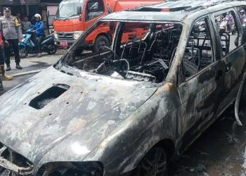 KIA Carnival gosong sisa 2 ban di siang bolong, bodi dilahap dalam 30 menit