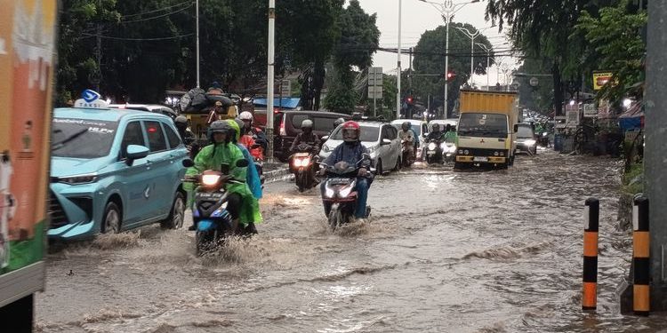 Banjir PGC Lumpuhkan Jalan Raya Bogor