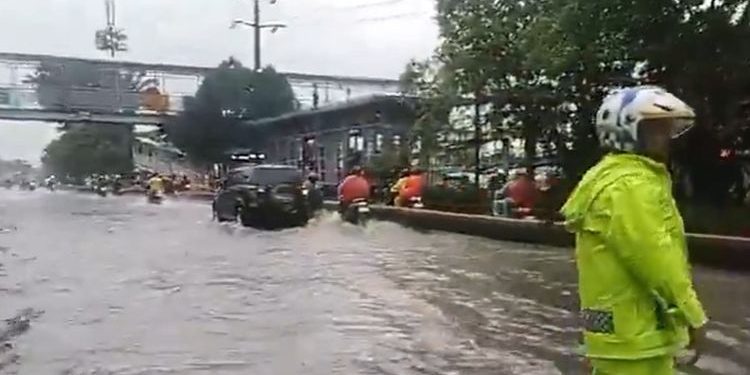 Daan Mogot Banjir 35 Cm, Lalin Macet Total