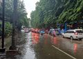 Jalan Bandengan Selatan Banjir, Lalin Macet Total