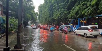 Jalan Bandengan Selatan Banjir, Lalin Macet Total