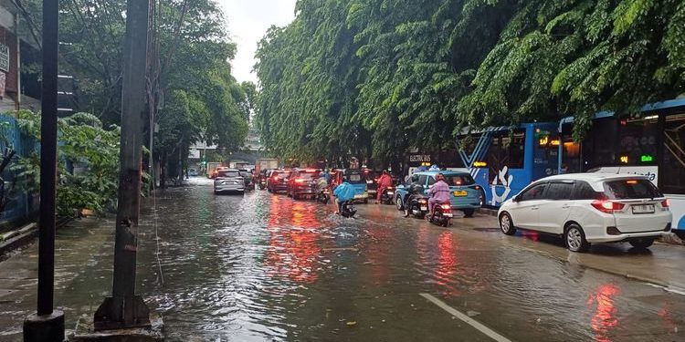 Jalan Bandengan Selatan Banjir, Lalin Macet Total