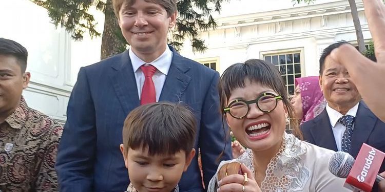 Suami Wamen Stella Alami Patah Tulang Ganda Saat Ski, Jalani Dua Operasi