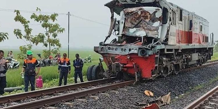 Kereta Menoreh Ringsek dan Anjlok Akibat Tabrak Truk Tangki Air di Cirebon
