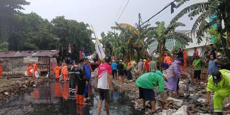 Sampah Timbun Jalan Penggilingan Berbulan-bulan, Pemkot Jaktim Bergerak