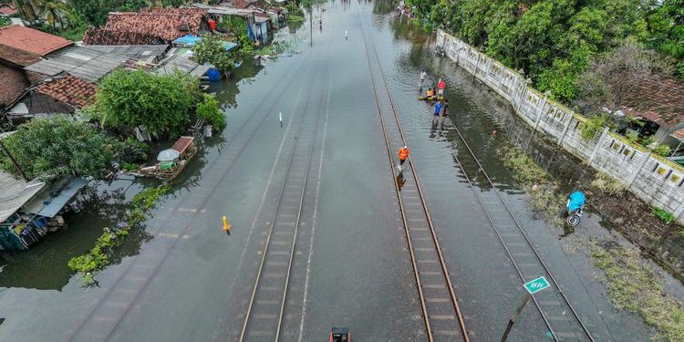 Banjir Lumpuhkan Jalur Rel: KAI Alihkan & Batalkan Perjalanan dari Jember