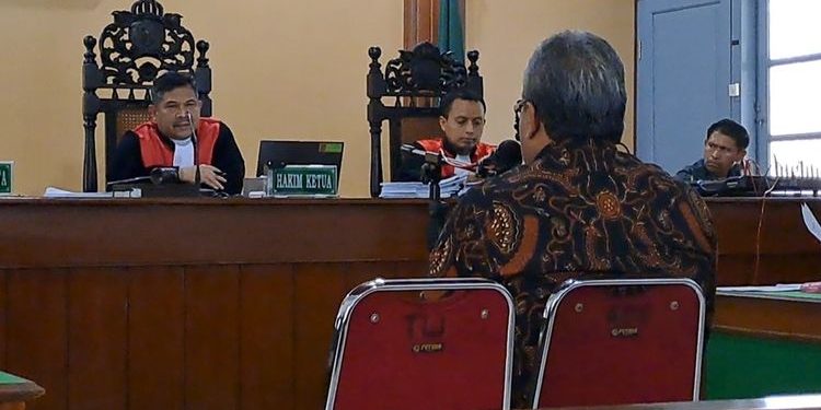 Sidang Ijazah Jokowi: Dosen UGM Ungkap Aturan Akademik dan Foto Berkacamata