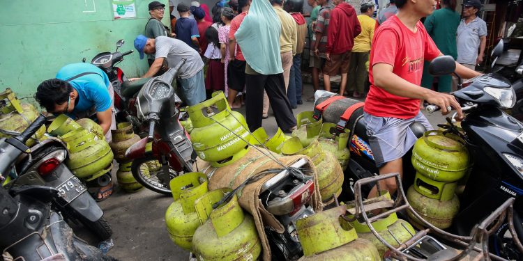 Deret peristiwa sektor migas 2025, antre beli LPG hingga BBM SPBU swasta langka
