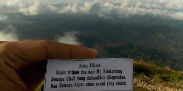 Syafiq bawa papan ‘Salam untuk mantan’ ke puncak Slamet