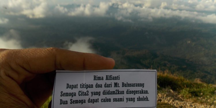 Syafiq bawa papan ‘Salam untuk mantan’ ke puncak Slamet