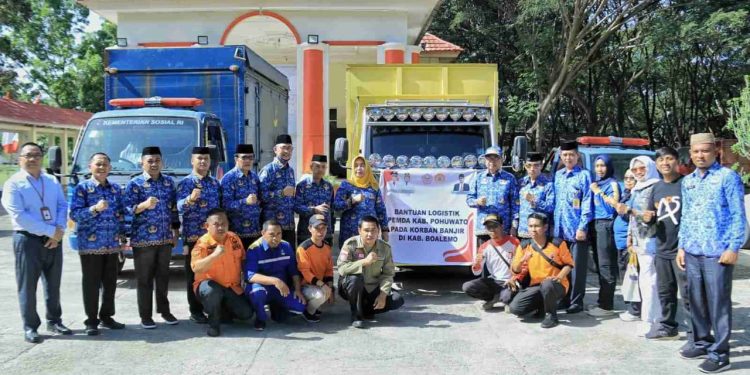 Bupati Biak hadiahkan longboat dan mobil untuk pelajar Kepulauan Aimando