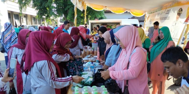 Gerakan Pangan Murah Pemprov Malut di Aketobololo, Warga Tebus Sembako Rp50 Ribu