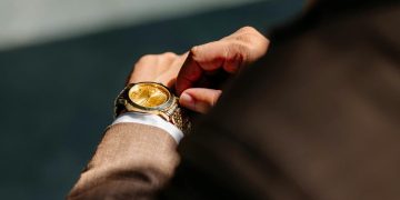 Jam Tangan: Cermin Karakter dan Status