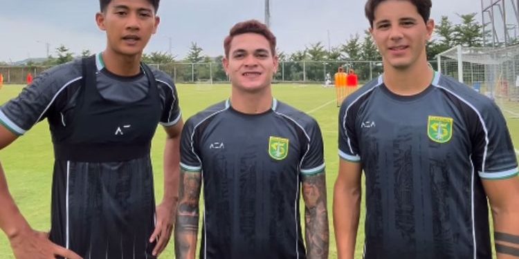Trio MBG Mengguncang: Prediksi Line-Up Persebaya vs Dewa United Versi Bonek