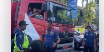 Damkar Ditahan Polisi di CFD Padang, Netizen: Tak Punya Uang Tiket?