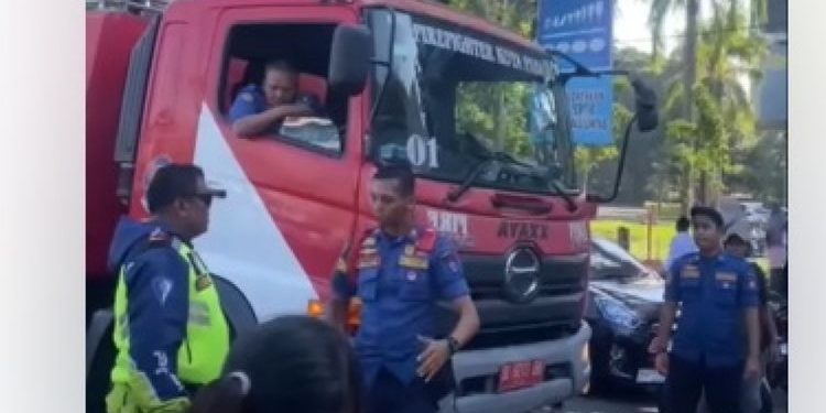 Damkar Ditahan Polisi di CFD Padang, Netizen: Tak Punya Uang Tiket?