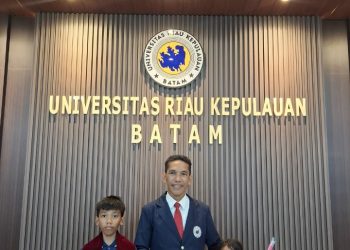 Skripsi Tentang Perlindungan Wartawan, Jonrius Raih Gelar Sarjana Hukum