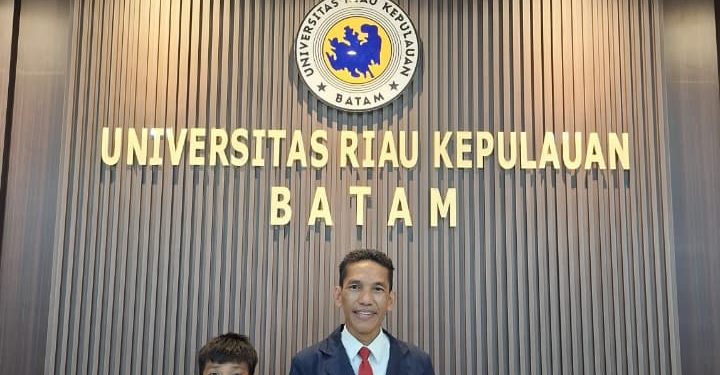 Skripsi Tentang Perlindungan Wartawan, Jonrius Raih Gelar Sarjana Hukum