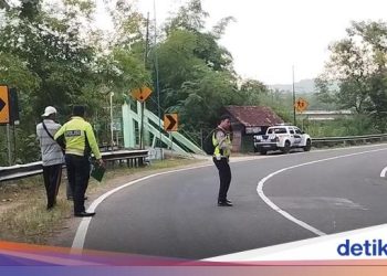 Polisi Kabur Tabrak Lari, Nyebur Kali Karawang
